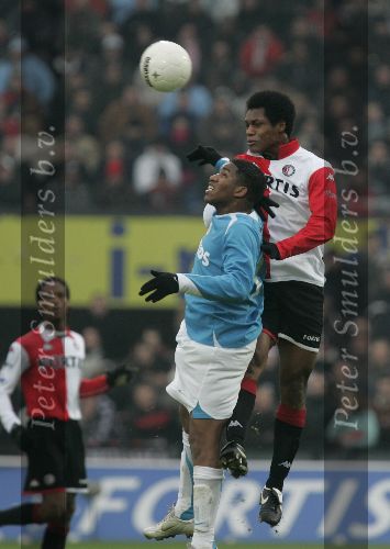 Rotterdam, 11 December 2005 Kompetiewedstrijd seizoen 2005/2006
Feyenoord-PSV, eindstand 1-0
Farfan in luchtduel met Andre Bahia
