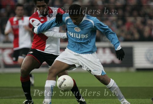Rotterdam, 11 December 2005 Kompetiewedstrijd seizoen 2005/2006
Feyenoord-PSV, eindstand 1-0
Jefferson Farfan in duel met Andre Bahia