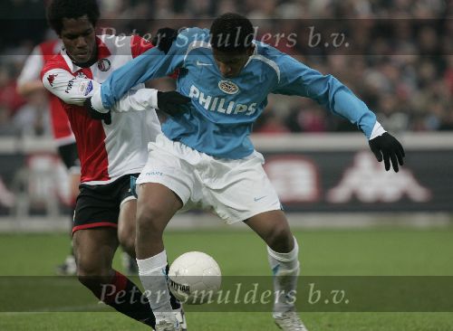Rotterdam, 11 December 2005 Kompetiewedstrijd seizoen 2005/2006
Feyenoord-PSV, eindstand 1-0
Jefferson Farfan in duel met Andre Bahia