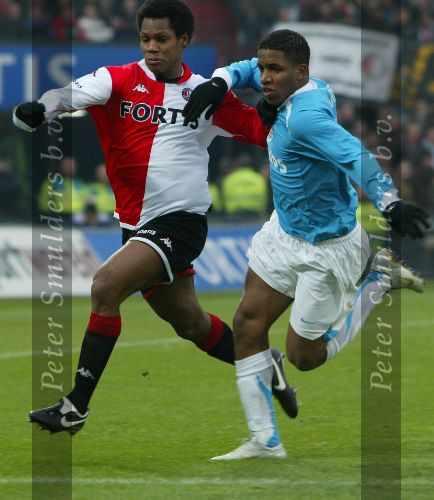 Rotterdam, 11 December 2005 Kompetiewedstrijd seizoen 2005/2006
Feyenoord-PSV, eindstand 1-0
Jefferson Farfan in duel met Andre Bahia