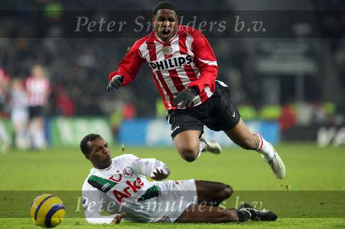 Eindhoven, 29 December 2005
Kompetitiewedstrijd seizoen 2005/2006
PSV-FC-Twente eindstand 1-1
Jefferson Farfan wordt erg hard getackled door Rahim Ouedraogo

© Foto Bart Bel