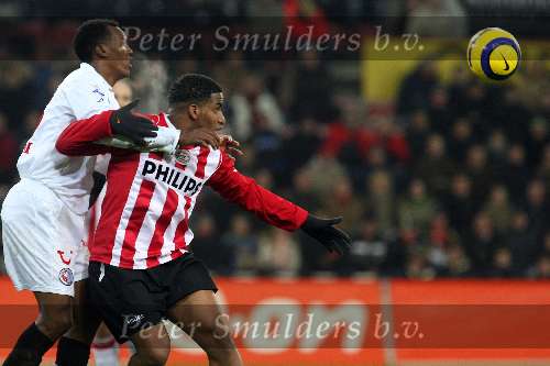 Eindhoven, 29 December 2005
Kompetitiewedstrijd seizoen 2005/2006
PSV-FC-Twente eindstand 1-1
Jefferson Farfan in duel om de bal met Rahim Ouedraogo

© Foto Bart Bel
