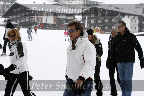 Oberlech 28 december 2005
Linda de Mol op skivakantie met Sander Vahle en Julian en Noah.
John de Mol Jr. met zijn vriendin Els