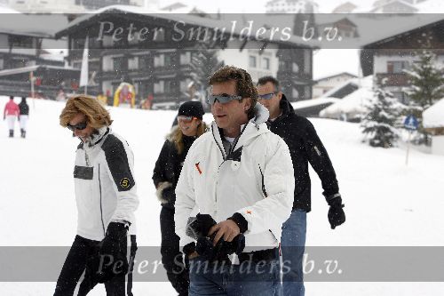Oberlech 28 december 2005
Linda de Mol op skivakantie met Sander Vahle en Julian en Noah.
John de Mol Jr. met zijn vriendin Els