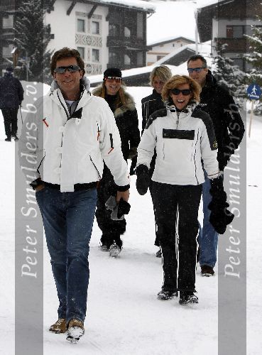 Oberlech 28 december 2005
Linda de Mol op skivakantie met Sander Vahle en Julian en Noah.
John de Mol Jr. met zijn vriendin Els