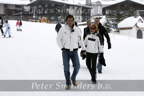 Oberlech 28 december 2005
Linda de Mol op skivakantie met Sander Vahle en Julian en Noah.
John de Mol Jr. met zijn vriendin Els