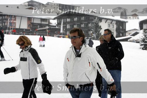 Oberlech 28 december 2005
Linda de Mol op skivakantie met Sander Vahle en Julian en Noah.
John de Mol Jr. met zijn vriendin Els