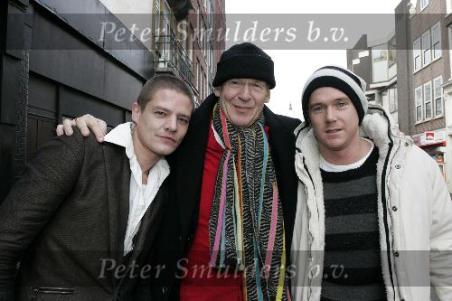 Amsterdam 9 december 2005
Presentatie serie van Speijk bij Talpa.
Peter Faber met muts
 Johnny de Mol met muts en Tygo Gernandt