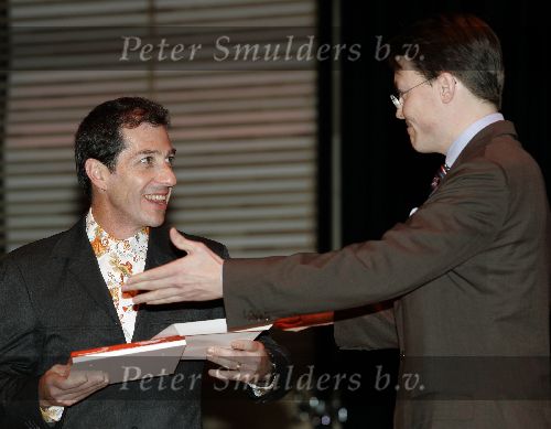 Amsterdam 7 december 2005
Uitreiking prins Claus prijzen in muziekcentrum aan het ij.
Prins Constantijn en Jonathan Shapiro