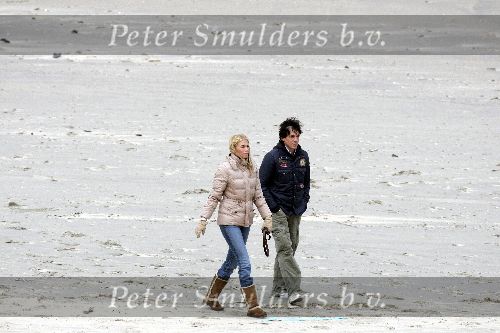 Bloemendaal 3 december 2005
Ellemieke Vermolen met haar nieuwe vriend Jose Fortes Rodriges en hond Bo op het strand.