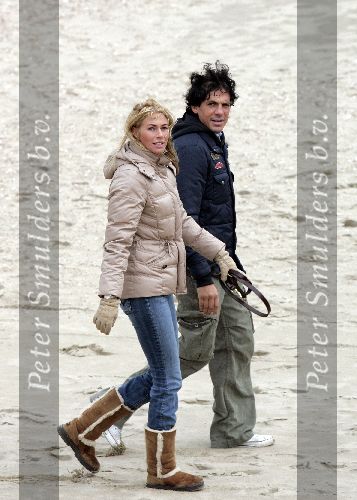 Bloemendaal 3 december 2005
Ellemieke Vermolen met haar nieuwe vriend Jose Fortes Rodriges en hond Bo op het strand.
