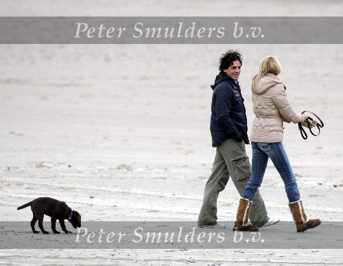 Bloemendaal 3 december 2005
Ellemieke Vermolen met haar nieuwe vriend Jose Fortes Rodriges en hond Bo op het strand.