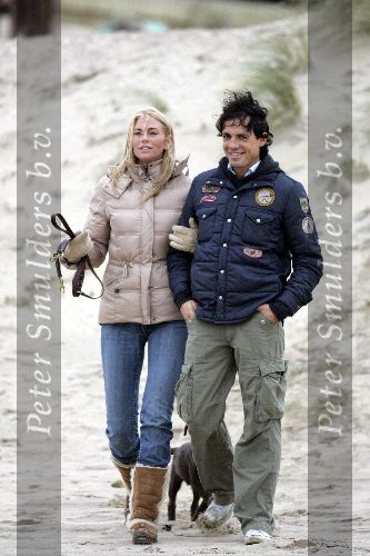 Bloemendaal 3 december 2005
Ellemieke Vermolen met haar nieuwe vriend Jose Fortes Rodriges en hond Bo op het strand.