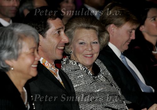 Amsterdam 7 december 2005
Uitreiking prins Claus prijzen in muziekcentrum aan het ij.
Koningin Beatrix