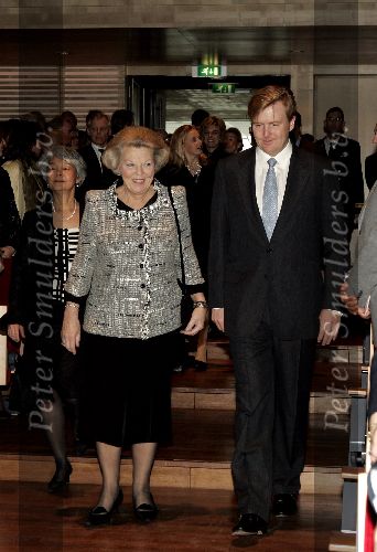Amsterdam 7 december 2005
Uitreiking prins Claus prijs in het ij muziek theater.
Prins Willem Alexander en koningin Beatrix