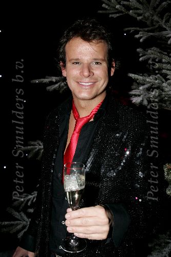 de Kwakel 23 december 2005
Kerstborrel Gerard Joling.
Leco v zadelhoff met champagne