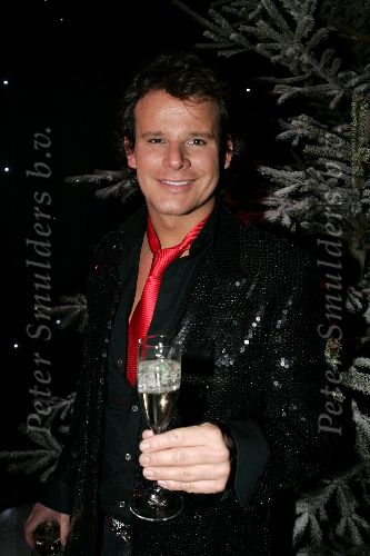 de Kwakel 23 december 2005
Kerstborrel Gerard Joling.
Leco v zadelhoff met champagne