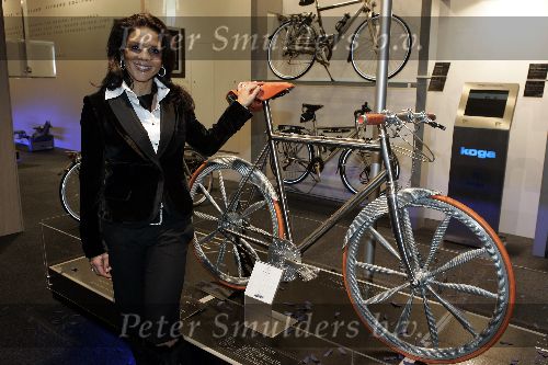 Amsterdam 8 december 2005
VIP avond miljonairs fair in Rai.
Leontien Zijlaard v Moorsel met speciale fiets