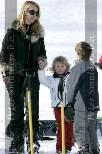 Oberlech 27 december 2005
Linda de Mol met Julian en Noah op ski vkantie