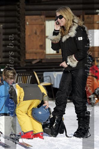 Oberlech 27 december 2005
Linda de Mol met Julian en Noah op ski vkantie. met gsm