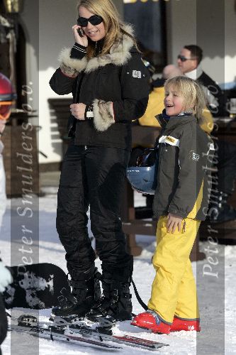 Oberlech 27 december 2005
Linda de Mol met Julian en Noah op ski vkantie. met gsm