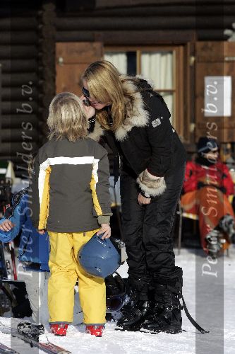 Oberlech 27 december 2005
Linda de Mol met Julian en Noah op ski vkantie