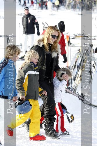 Oberlech 27 december 2005
Linda de Mol met Julian en Noah op ski vkantie
