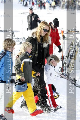 Oberlech 27 december 2005
Linda de Mol met Julian en Noah op ski vkantie