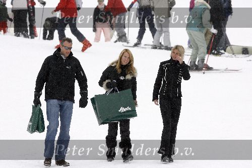 Oberlech 28 december 2005
Linda de Mol op skivakantie met Sander Vahle en Julian en Noah.