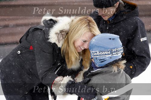 Oberlech 28 december 2005
Linda de Mol op skivakantie met Sander Vahle en Julian en Noah.