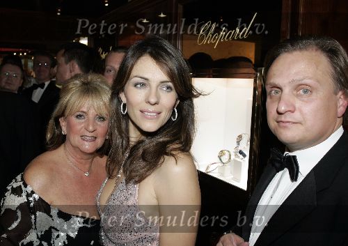 Amsterdam 8 december 2005
VIP avond miljonairs fair in Rai.
Liz Hurley met Kitty Leeser