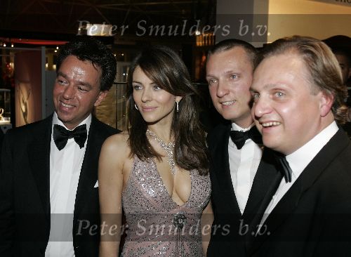 Amsterdam 8 december 2005
VIP avond miljonairs fair in Rai.
Liz Hurley met Yves Gijraths en David van gassan