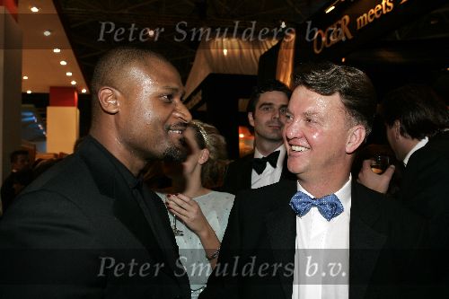 Amsterdam 8 december 2005
VIP avond miljonairs fair in Rai. 
Louis v Gaal met Winston Bogarde