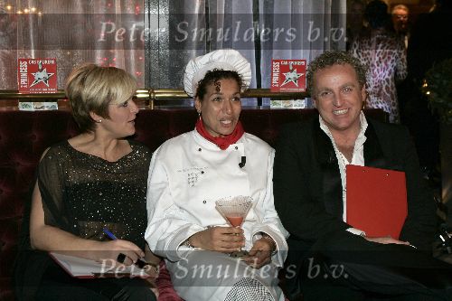 Amsterdam 12 december 2005
Kerstdiner bij de kersentuin met bn ers van Talpa in keuken en bediening.    Lucia Rijken Gordon en Caroline Tensen