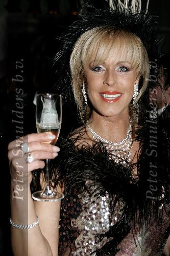 de Kwakel 23 december 2005
Kerstborrel Gerard Joling.
Marga Bult met champagne