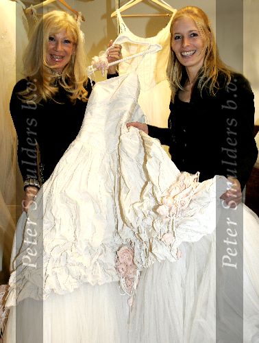 Rotterdam 30 november 2005
 Mariska Bauer en Mary Borsato met trouwjurkenin het Holland casino