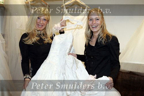 Rotterdam 30 november 2005
 Mariska Bauer en Mary Borsato met trouwjurkenin het Holland casino