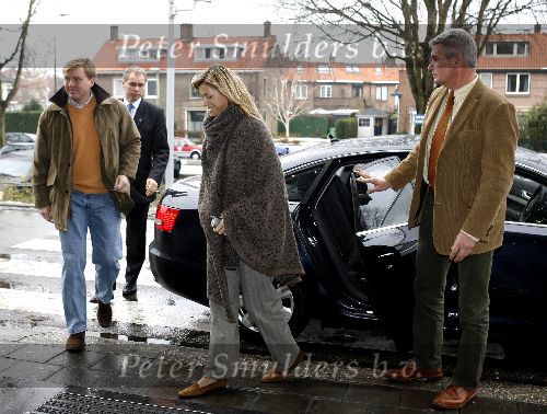 Den Haag 31 december 2005
Koningin Beatrix geopereerd aan haar knie in Rode kruis ziekenhuis.
Prins Willem Alexander en Maxima komen op bezoek.