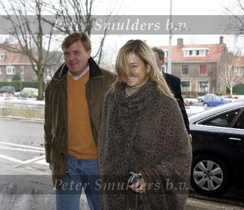 Den Haag 31 december 2005
Koningin Beatrix geopereerd aan haar knie in Rode kruis ziekenhuis.
Prins Willem Alexander en Prinses Maxima komen op bezoek.Maxima met gsm