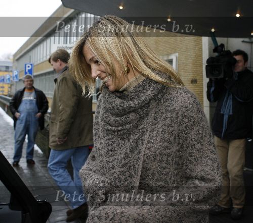 Den Haag 31 december 2005
Koningin Beatrix geopereerd aan haar knie in Rode kruis ziekenhuis.
Prinses Maxima komt op bezoek.