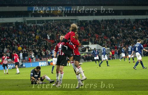 Eindhoven, 17 December 2005 Kompetitiewedstrijd PSV-Willem II ,  eindstand 4-1
Mika Varynen scoort zijn eerste officiele doelpunt in dienst van PSV. Hij wordt gefeliciteerd door Jefferson Farfan en Timmy Simons links de verslagen doelman van Willem II Peter Zois
@Foto: Junior Smulders