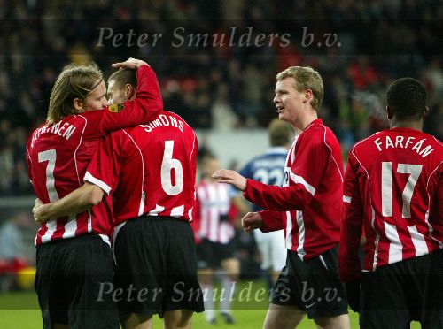 Eindhoven, 17 December 2005 Kompetitiewedstrijd PSV-Willem II ,  eindstand 4-1
Mika Varynen scoort zijn eerste officiele doelpunt in dienst van PSV. Hij wordt gefeliciteerd door Timmy Simons en Michael Ball
@Foto: Junior Smulders