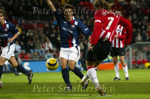 Eindhoven, 17 December 2005 Kompetitiewedstrijd PSV-Willem II ,  eindstand 4-1
Mika Varynen scoort zijn eerste officiele doelpunt in dienst van
PSV. Martijn Reuser denkt aan buitenspel.
©Foto Junior Smulders