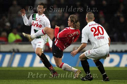 Eindhoven, 29 December 2005
Kompetitiewedstrijd seizoen 2005/2006
PSV-FC-Twente eindstand 1-1
Mika Vayrynen probeert de bal weg te schieten tussen 2 FC-Twente spelers in

© Foto Bart Bel