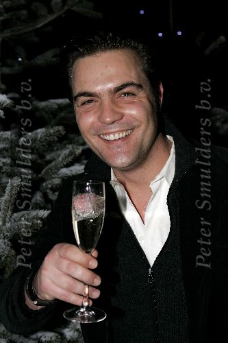 de Kwakel 23 december 2005
Kerstborrel Gerard Joling.
Mike Starink  met champagne