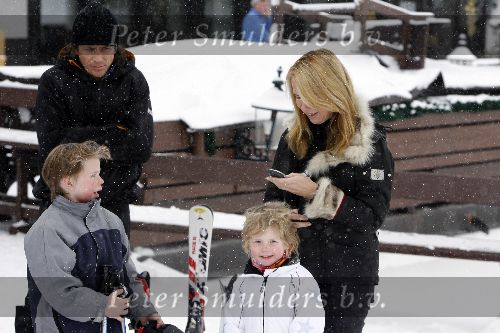 Oberlech 28 december 2005
Linda de Mol op skivakantie met Sander Vahle en Julian en Noah.