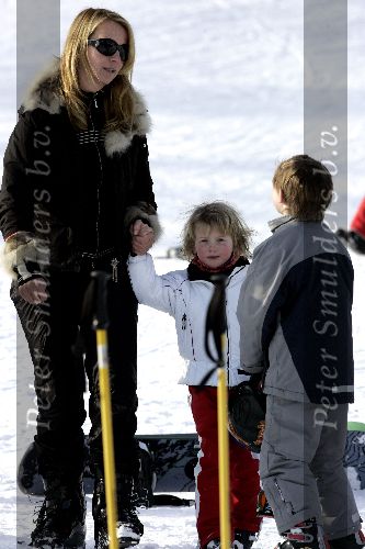 Oberlech 27 december 2005
Linda de Mol met Julian en Noah op ski vkantie