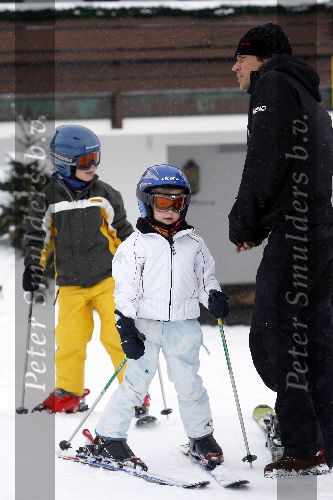 Oberlech 28 december 2005
Linda de Mol op skivakantie met Sander Vahle en Julian en Noah de Mol.