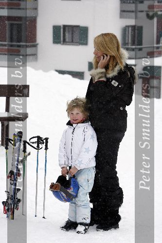 Oberlech 28 december 2005
Linda de Mol op skivakantie met Sander Vahle en Julian en Noah.