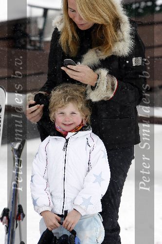 Oberlech 28 december 2005
Linda de Mol op skivakantie met Sander Vahle en Julian en Noah.
